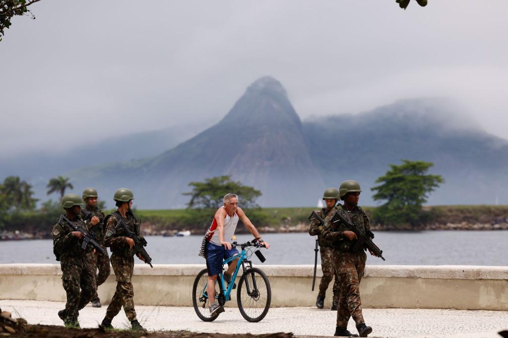 Soldaten patrouillieren auf einer Promenade wenige Tage vor dem G20-Gipfel in Rio de Janeiro. - Foto: Tânia Rêgo/Agencia Brazil/dpa