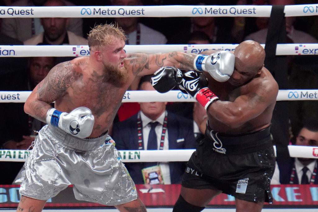 Mike Tyson (rechts) musste deutlich härtere Treffer einstecken als sein 31 Jahre jüngerer Gegner. - Foto: Julio Cortez/AP/dpa