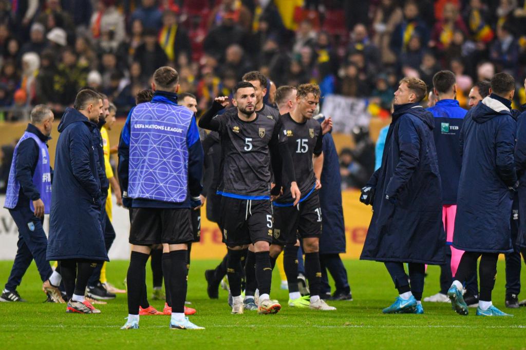 Kosovos Nationalmannschaft verlässt vorzeitig das Spielfeld. - Foto: Alexandru Dobre/AP/dpa