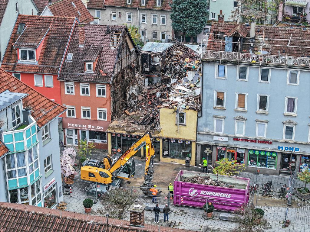 Nach einem Mietstreit soll ein Mann den Sohn seines Vermieters mit einer selbstgebauten Waffe erschossen haben. (Archivbild) - Foto: Jason Tschepljakow/dpa