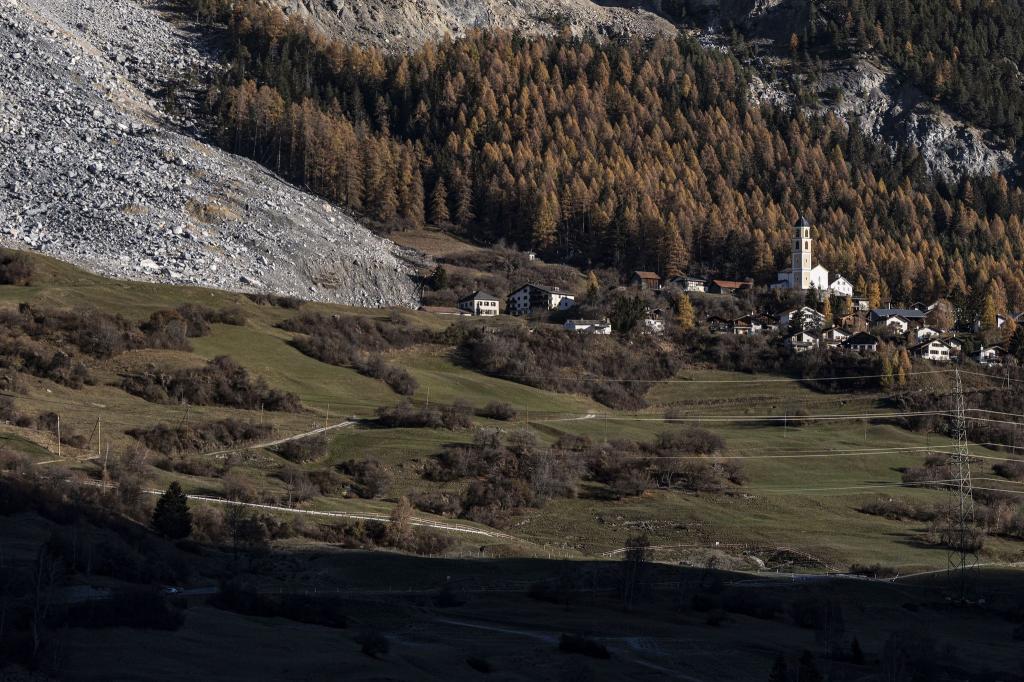 Der rund 500 Jahre alte Altar wurde aus der Kirche von Brienz in Sicherheit gebracht. - Foto: Til Buergy/KEYSTONE/dpa