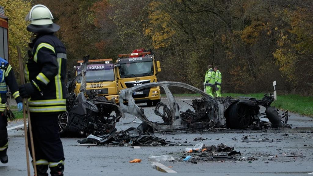 Bei dem verheerenden Unfall im Münsterland brannte ein Auto vollständig aus. - Foto: Michel Fritzemeier/tv7news.de /dpa