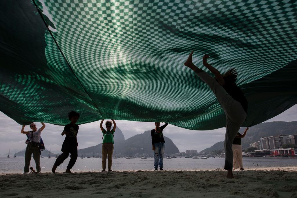 Vor dem G20 in Brasilien: Aktivisten der Bewegung «Amazonia de Pe» nehmen an einem Protest am Strand von Botafogo teil - Foto: Bruna Prado/AP/dpa