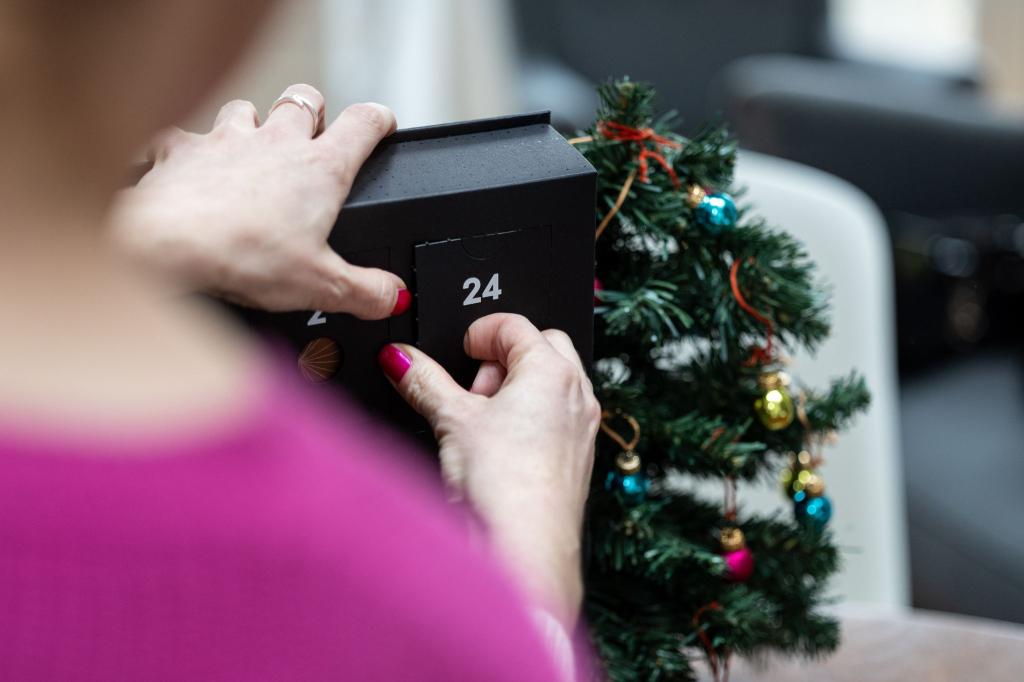 24 Vorweihnachtsgeschenke: Adventskalender als Ersatz für das Geschenk unterm Baum liegen im Trend. - Foto: Hannes P. Albert/dpa