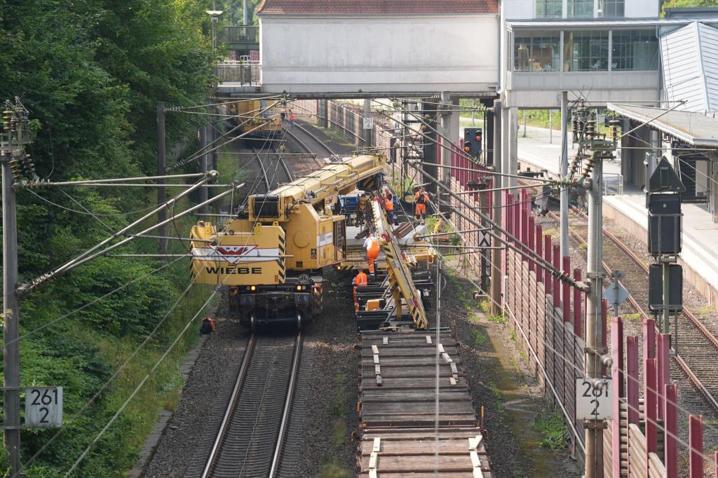 Schon jetzt wird auf der Strecke zwischen Hamburg und Berlin fleißig gebaut - im kommenden Jahr ist der Korridor erneut gesperrt. (Archivbild) - Foto: Marcus Brandt/dpa