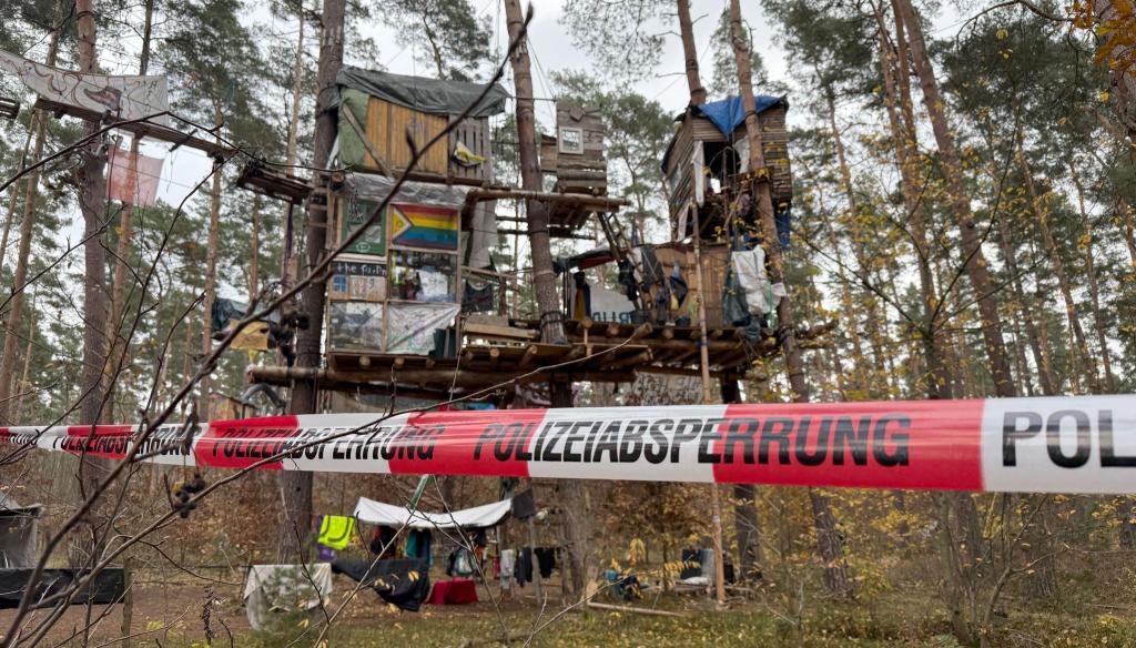 Tesla-Gegner müssen für eine Kampfmittelsondierung einen Teil ihres Protestcamps im Wald verlassen. Die Polizei ist im Einsatz. - Foto: Lutz Deckwerth/dpa