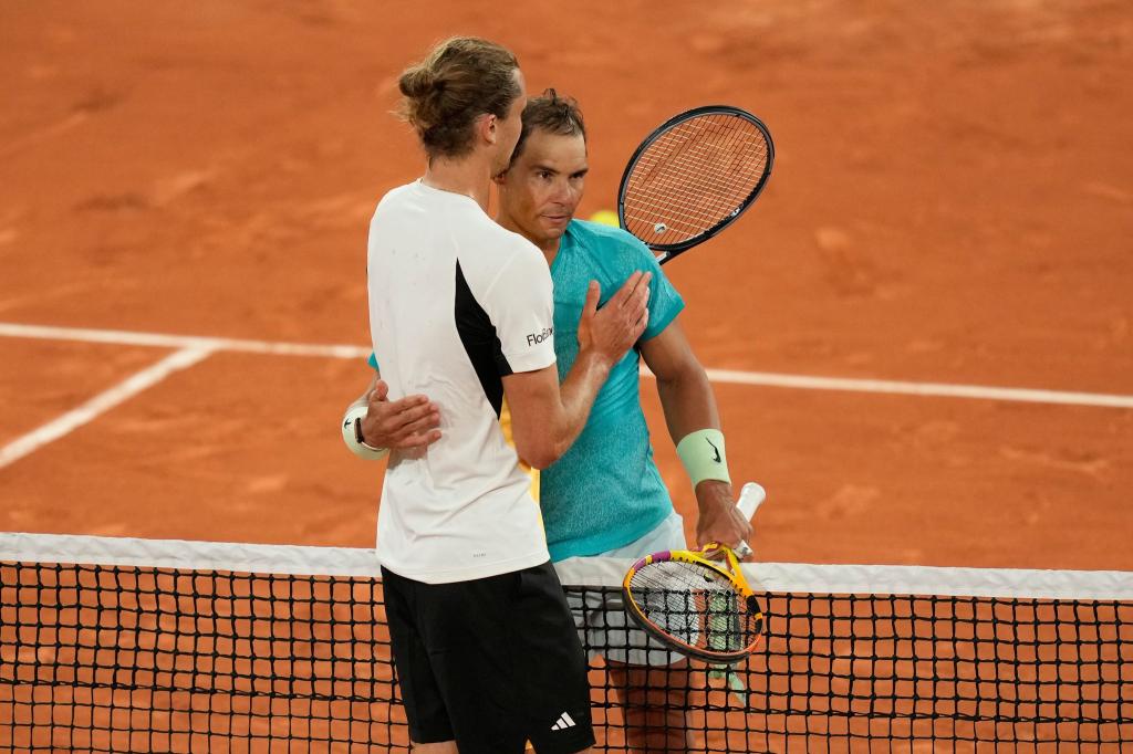 Alexander Zverev (l) besiegte Sandplatzkönig Rafael Nadal im Mai bei dessen letztem Auftritt bei den French Open. - Foto: Thibault Camus/AP/dpa