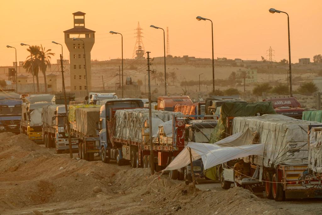 Der Transport von Hilfsgütern zu den notleidenden Menschen im Gazastreifen so wie auf diesem Archiv-Foto vom vergangenen September zu sehen, ist riskant. Nun wurde ein Konvoi mit mehr als 100 Lastwagen geplündert. - Foto: Amr Nabil/AP/dpa