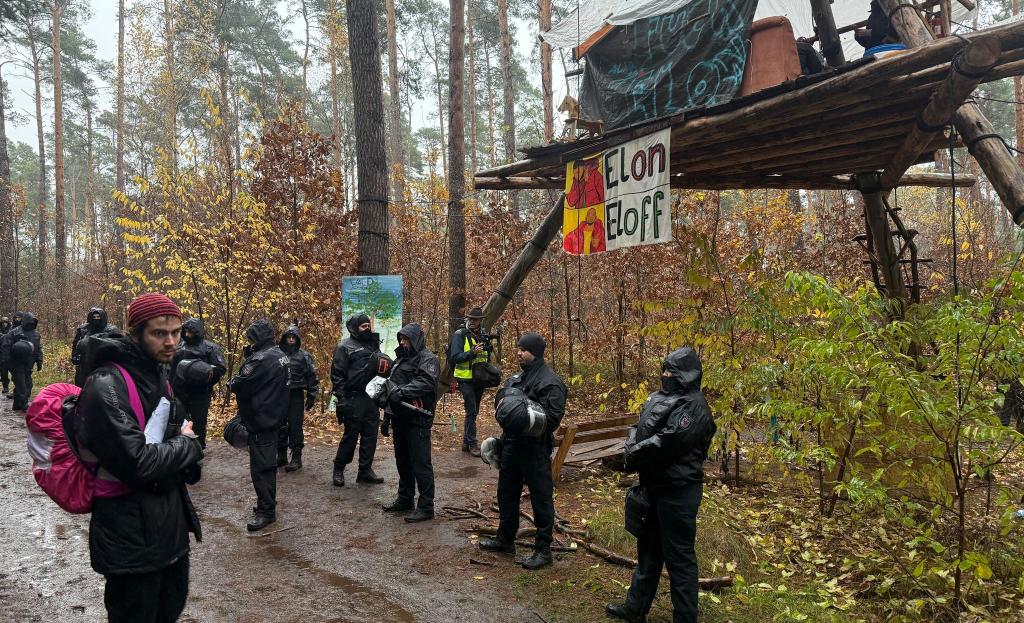 Die Polizei löst das Protestcamp von Tesla-Gegnern im Wald nahe der Tesla-Autofabrik auf. Seit Ende Februar hielten Umweltaktivisten ein Waldstück besetzt. - Foto: Lutz Deckwerth/dpa