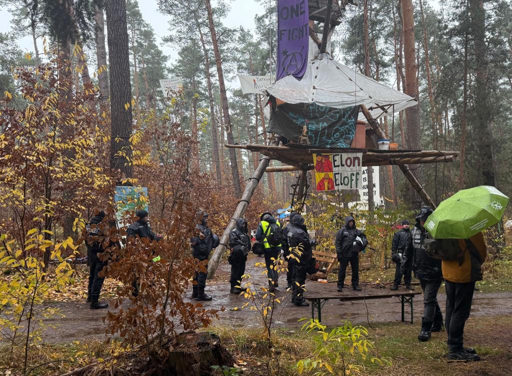 Polizeikräfte sind im Protestcamp der Tesla-Gegner in Grünheide bei Berlin im Einsatz. Die Polizei beendete heute die Besetzung des Waldstücks und entschied, dass die Versammlung aufgelöst wird. - Foto: Lutz Deckwerth/dpa