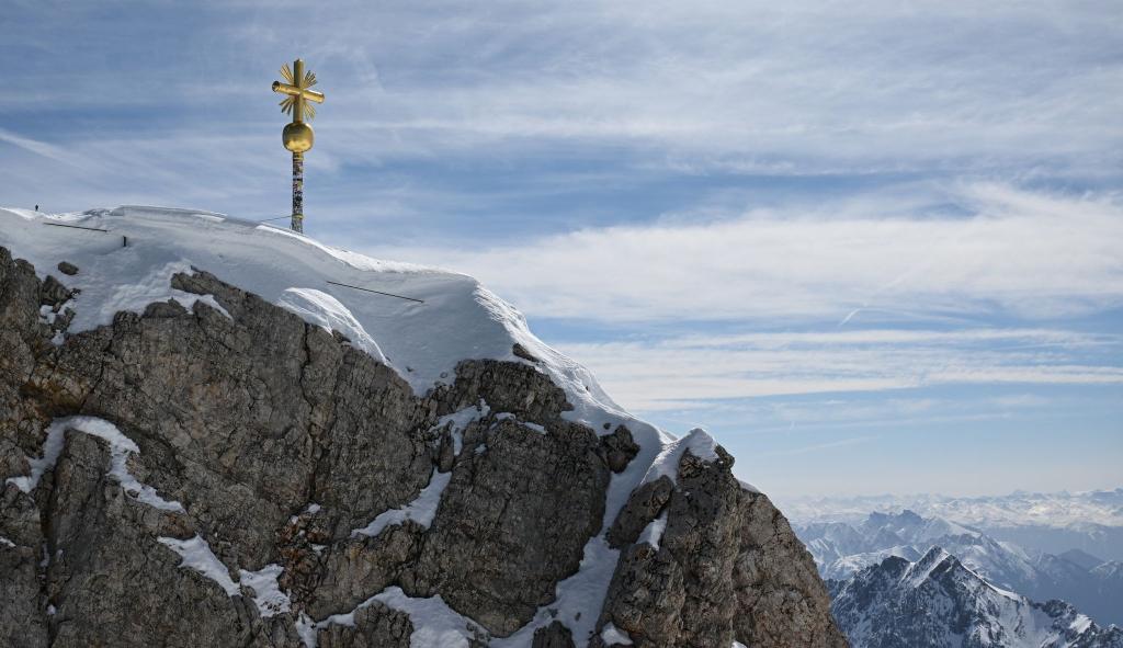 Bayerische Spezialitäten wird es aber weiterhin in allen Restaurants auf der Zugspitze geben. (Archivbild) - Foto: Angelika Warmuth/dpa