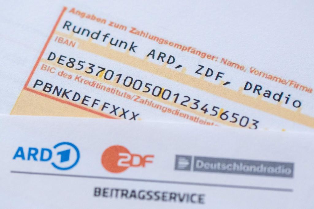 Aktuell beträgt der Rundfunkbeitrag monatlich 18,36 Euro. (Symbolbild) - Foto: Sebastian Kahnert/dpa