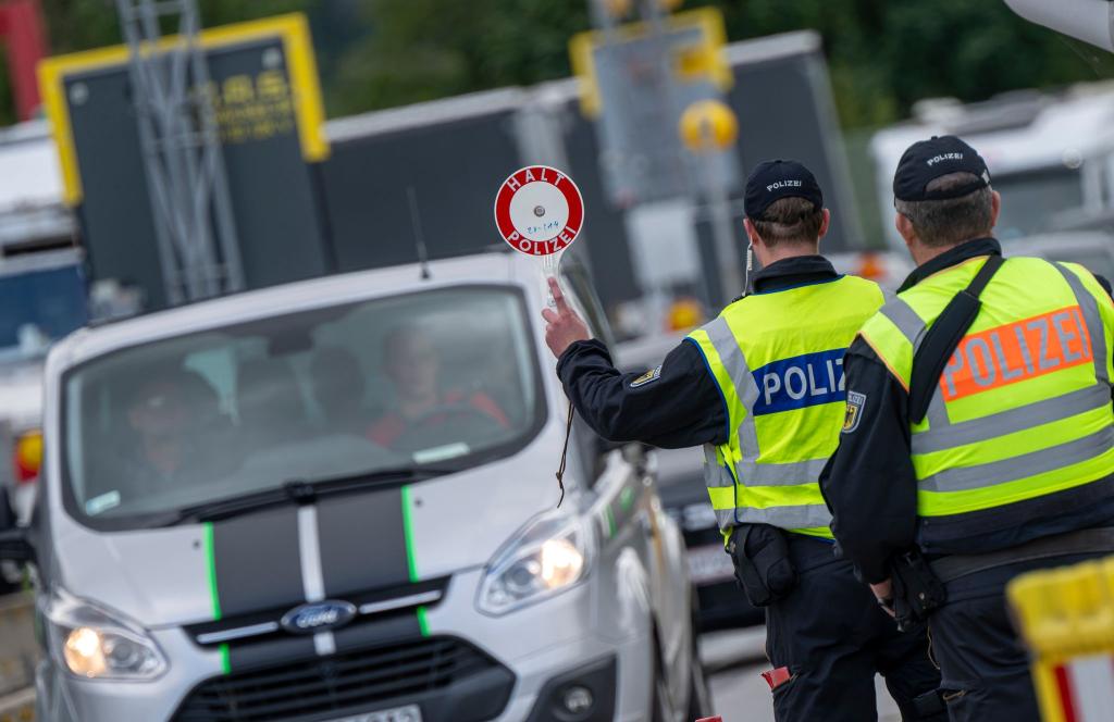 Inzwischen gibt es stationäre Grenzkontrollen an allen deutschen Landesgrenzen. 25 Prozent der Teilnehmer der Befragung gaben an, nicht funktionierender Grenzschutz treibe sie mehr um als alles andere. (Archivfoto) - Foto: Peter Kneffel/dpa