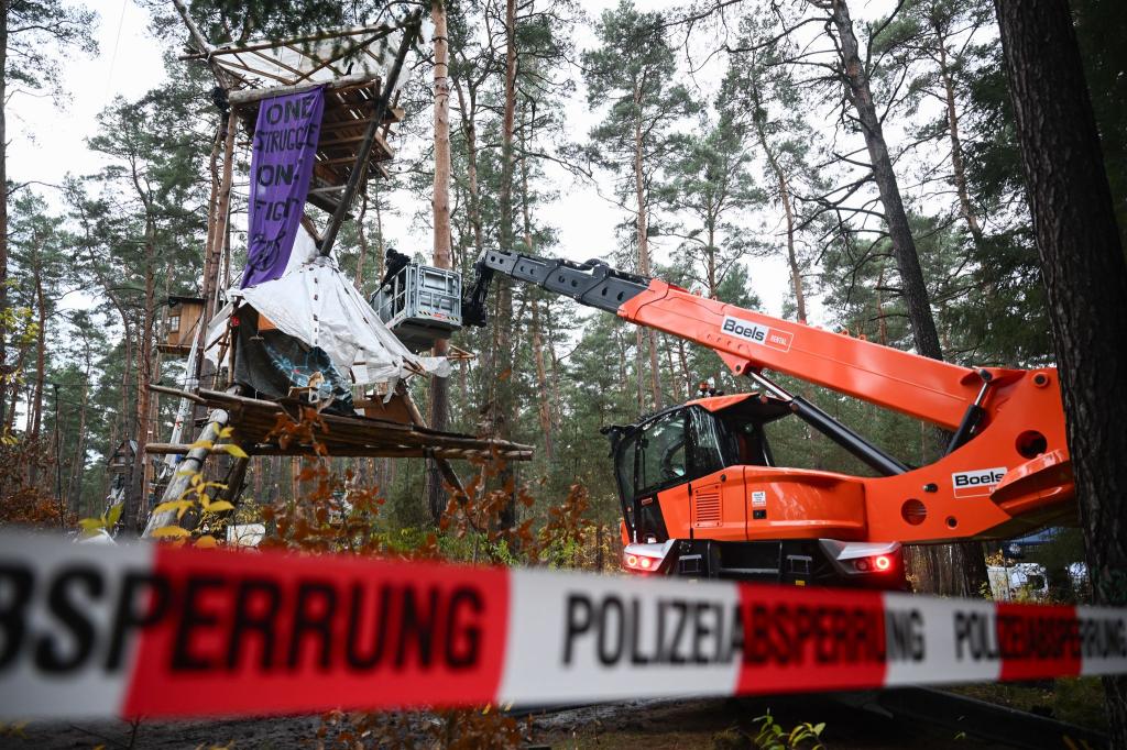 Mit Hilfe einer Hebebühne kommen die Polizeikräfte an die Baumhäuser im aufgelösten Tesla-Protestcamp heran. - Foto: Sebastian Christoph Gollnow/dpa