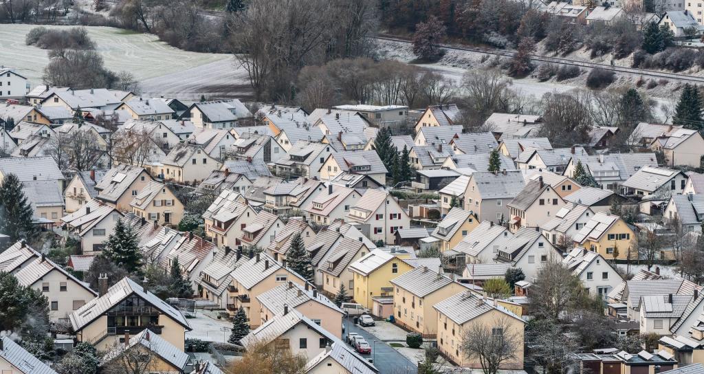 So manches Dach könnte in den nächsten Tagen etwas weißer werden. - Foto: Silas Stein/dpa