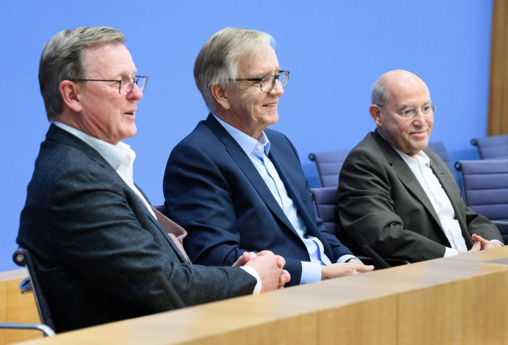 In der Bundespressekonferenz zeigten sich die künftigen Direktkandidaten Bodo Ramelow, Dietmar Bartsch und Gregor Gysi recht siegesgewiss. - Foto: Bernd von Jutrczenka/dpa