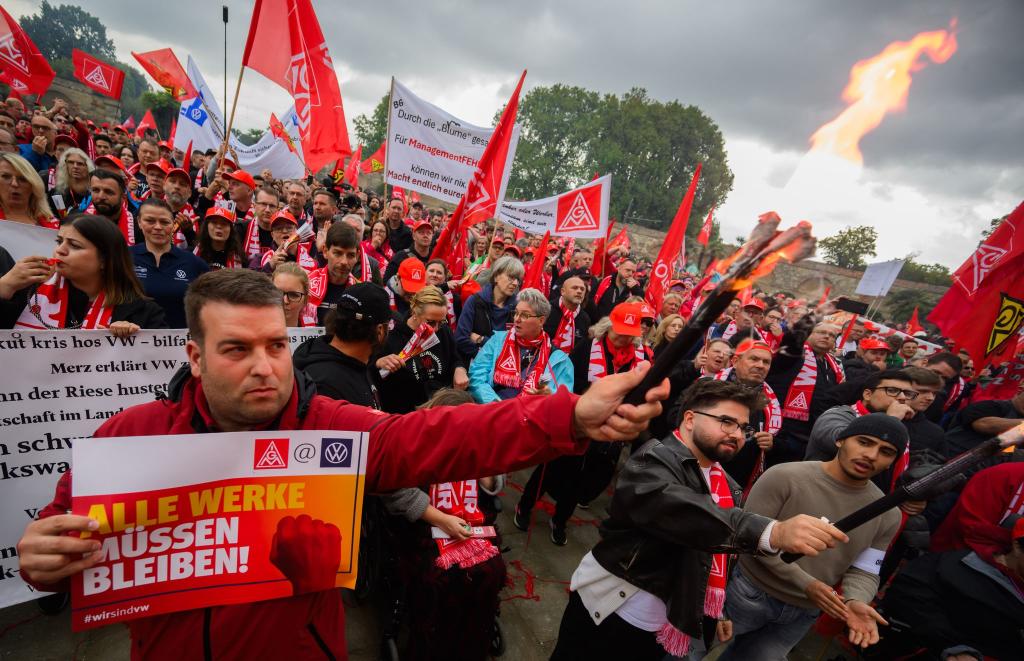 Bereits zur ersten Tarifrunde bei VW protestierten im September Tausende Metaller in Hannover vor dem Verhandlungssaal. (Archivbild) - Foto: Julian Stratenschulte/dpa