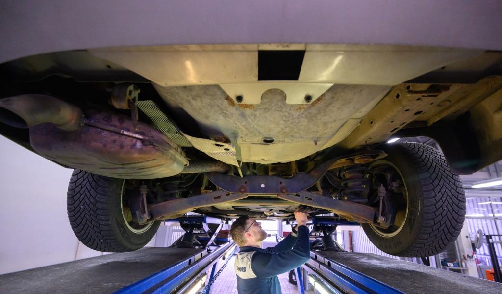 Mehr als jeder fünfte Wagen wies bei der Hauptuntersuchung zuletzt erhebliche oder sogar gefährliche Mängel auf. (Archivbild)h - Foto: Julian Stratenschulte/dpa