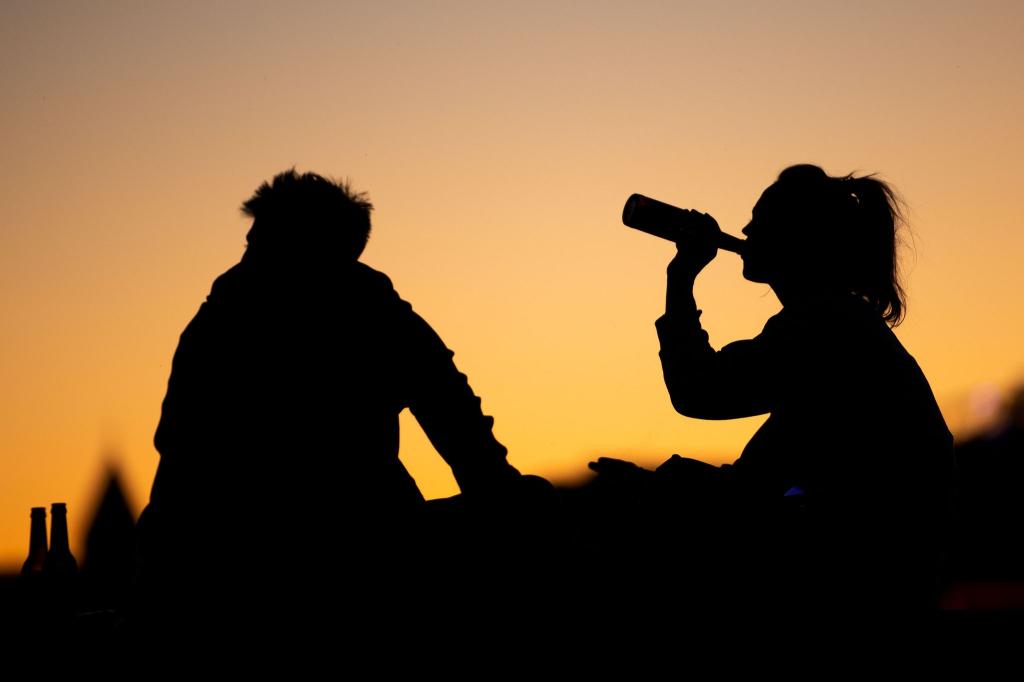 Die Zahl jugendlicher Trinker ist zuletzt zurückgegangen. (Symbolbild) - Foto: Marius Becker/dpa