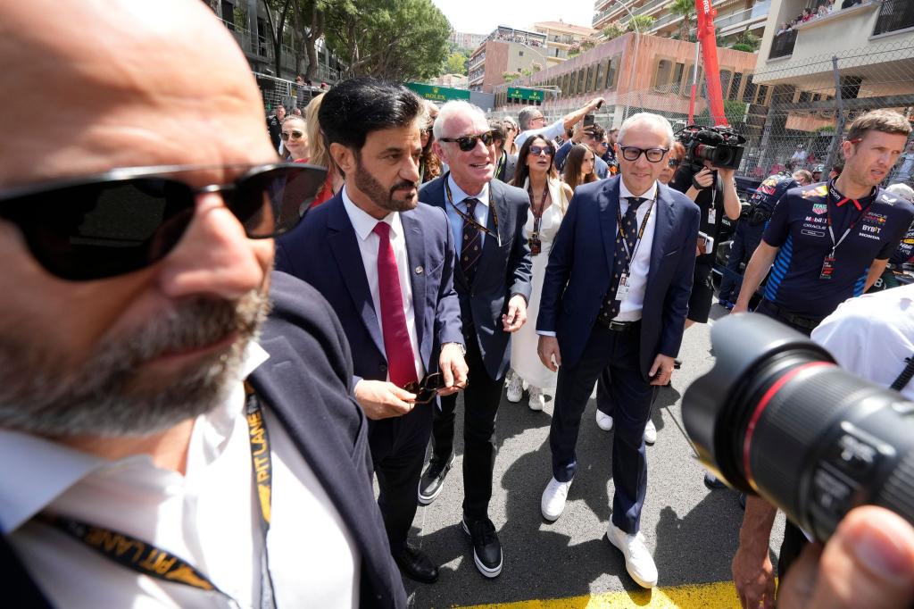 Fia-Boss Mohammed Ben Sulayem (2.v.l) wird von den Fahrern kritisiert. - Foto: Luca Bruno/AP/dpa