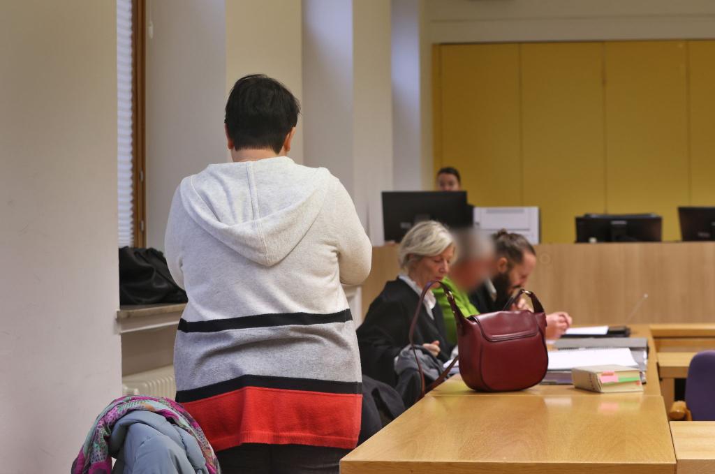 Die Angeklagte Mutter im Gerichtssaal des Landgerichts Schweinfurt: «Ich bin sehr traurig und fühle mich Pauline gegenüber sehr schuldig.» - Foto: Karl-Josef Hildenbrand/dpa