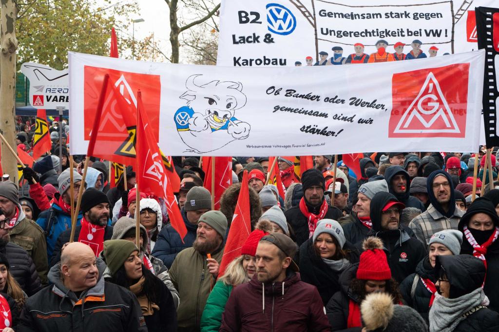 VW-Mitarbeiter aus allen deutschen Werke kamen zur Protest-Kundegebung nach Wolfsburg. - Foto: Alicia Windzio/dpa