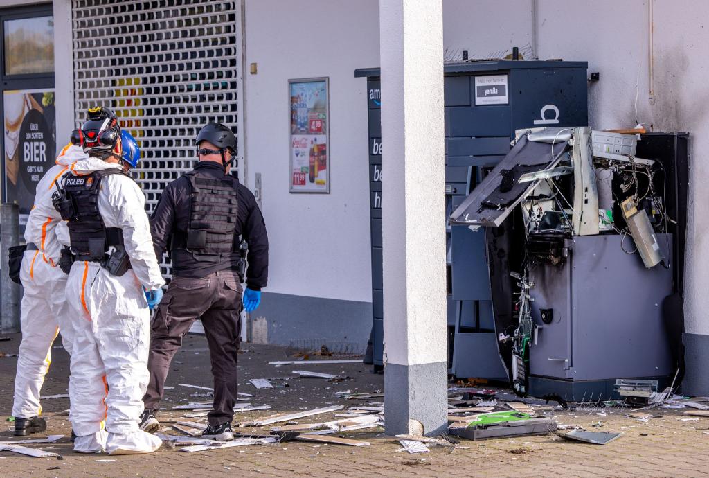 Durch die Sprengung von Geldautomaten wurden 2023 insgesamt 28,4 Millionen Euro erbeutet. - Foto: Jens Büttner/dpa