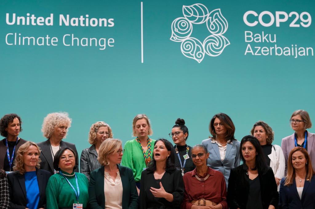 Außenministerin Annalena Baerbock spricht während eines Fototermins mit anderen weiblichen Führungspersönlichkeiten auf dem UN-Klimagipfel COP29. - Foto: Peter Dejong/AP