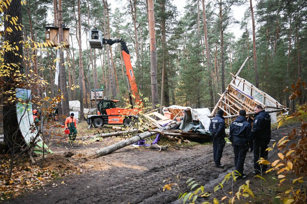 Die Baumhäuser im aufgelösten Tesla-Protestcamp sollen verschwinden. Die Polizei lässt die Reste des Lagers entsorgen. - Foto: Sebastian Christoph Gollnow/dpa