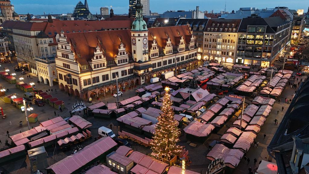 Lichtprobe für den Leipziger Weihnachtsmarkt vor der Kulisse des Alten Rathauses - Foto: Sebastian Willnow/dpa