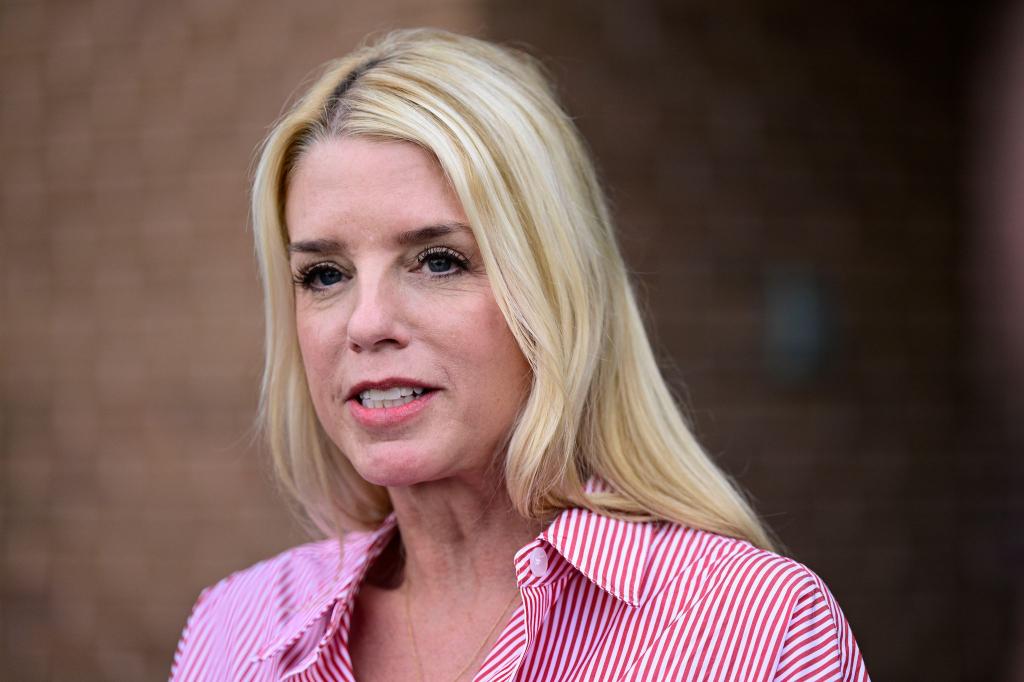 Mit Pam Bondi soll eine ehemalige Generalstaatsanwältin von Florida das Justizministerium führen. (Archivbild) - Foto: Derik Hamilton/AP/dpa