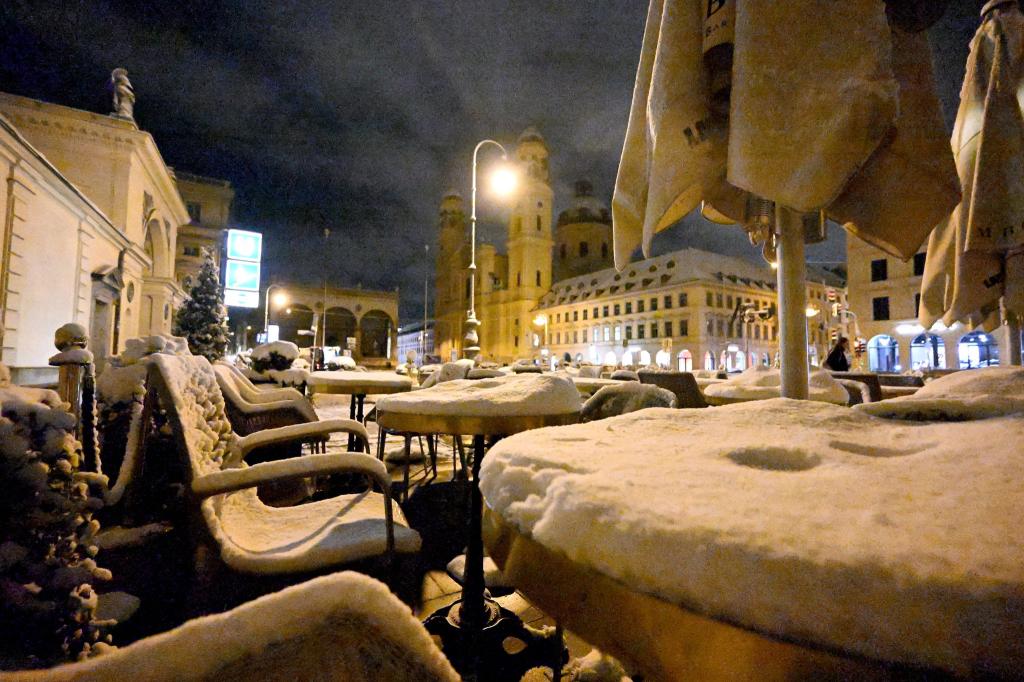 Schnee liegt auf einem Tisch des Restaurant Tambosi am Odeonsplatz in München. - Foto: Felix Hörhager/dpa