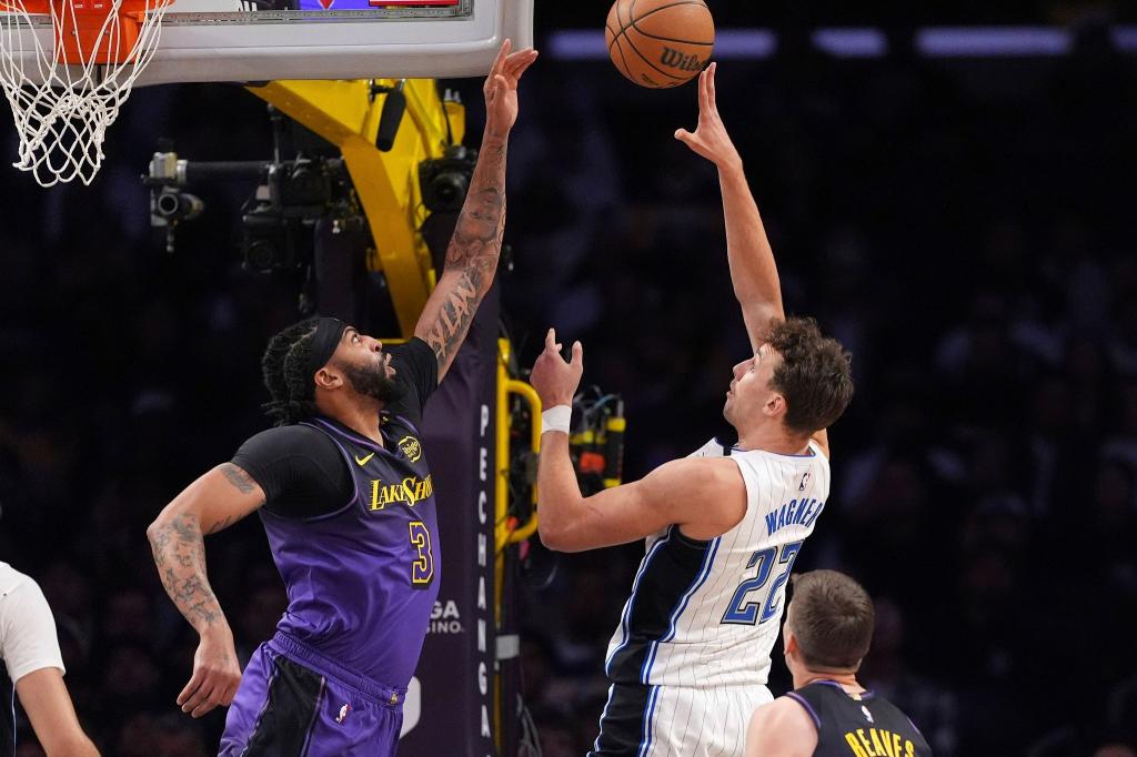 Franz Wagner (r) führte die Orlando Magic mit 37 Punkten zum Sieg bei den Los Angeles Lakers. - Foto: Mark J. Terrill/AP