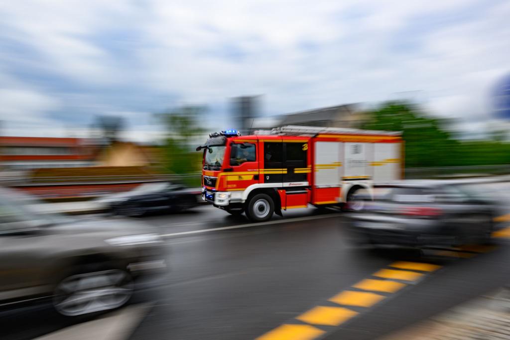 Ein zweijähriger Junge ist in Pirna in einen Schacht gefallen und musste befreit werden. (Symbolbild) - Foto: Robert Michael/dpa