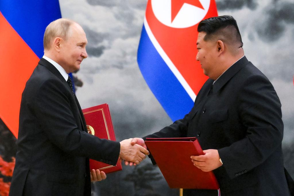 Wladimir Putin (links) und Kim Jong Un haben eine strategische Partnerschaft unterzeichnet, die de facto auch einen Verteidigungspakt beinhaltet. (Archivbild) - Foto: Kristina Kormilitsyna/Pool Sputnik Kremlin/AP/dpa