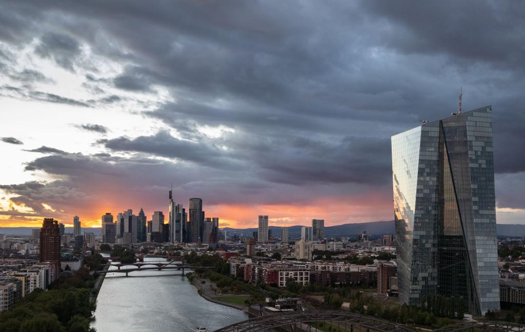 Die Europäische Zentralbank in Frankfurt: Währungshüter mahnen Fortschritte an. (Archivbild) - Foto: Boris Roessler/dpa