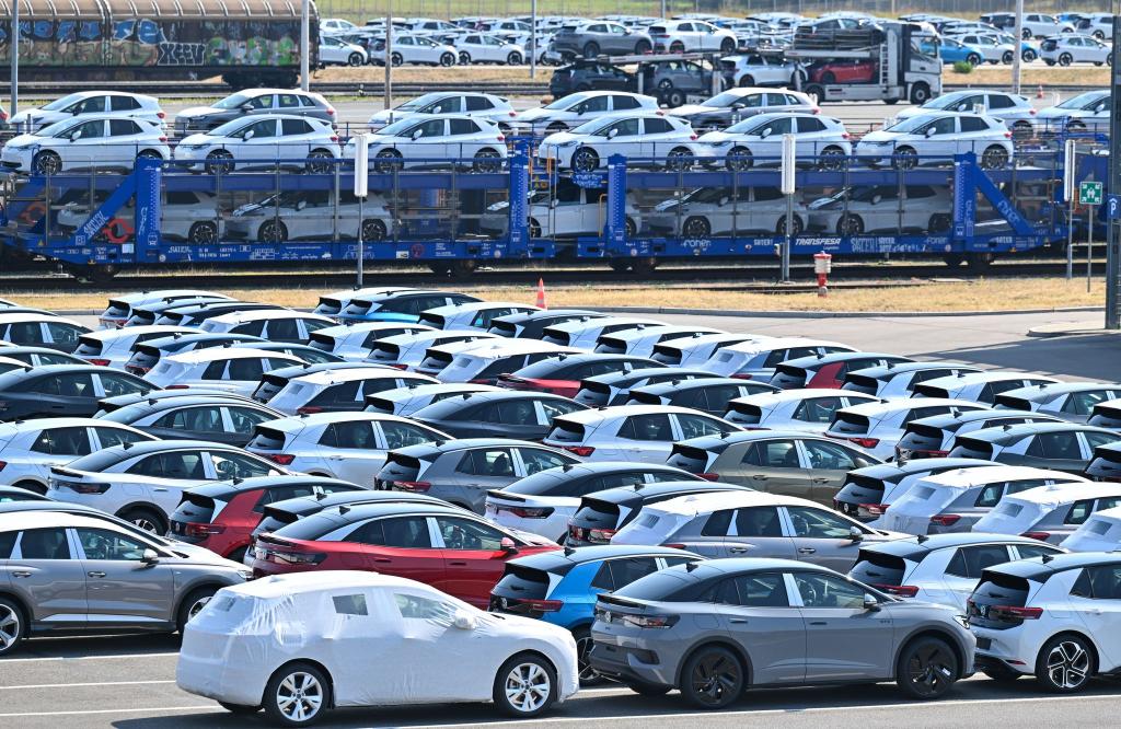 Die deutsche Industrie steht unter Druck - darunter Schlüsselbranchen wie die Automobilbranche (Archivbild). - Foto: Hendrik Schmidt/dpa