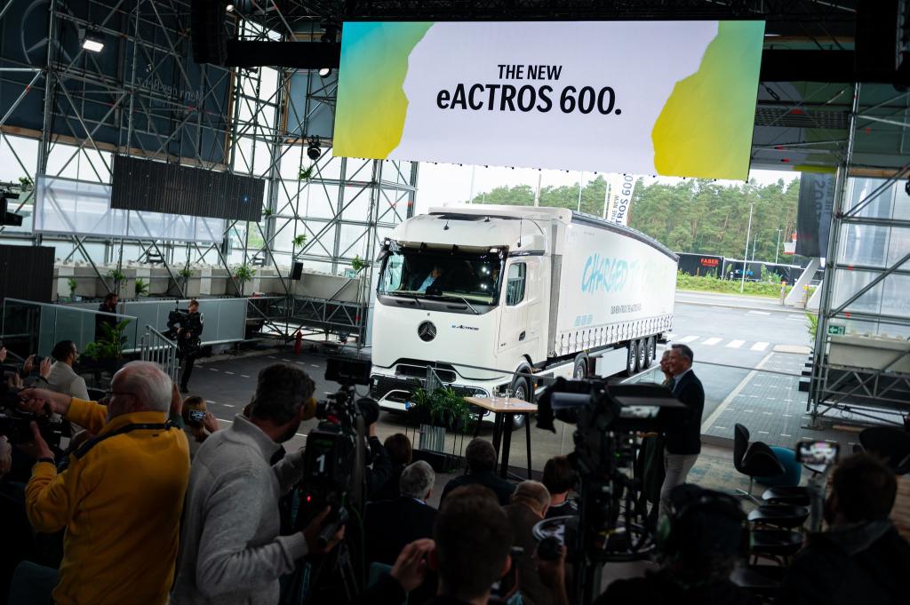 Im Herbst 2023 wurde der neue E-Lkw vorgestellt. Nun ist bei Daimler Truck die Serienfertigung angelaufen. (Archivbild) - Foto: Jonas Walzberg/dpa