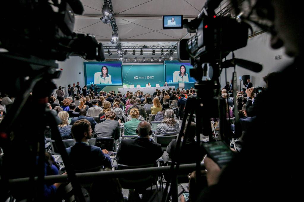 Volles Haus bei der Pressekonferenz Baerbocks auf der Klimakonferenz. - Foto: Bianca Otero/ZUMA Press Wire/dpa