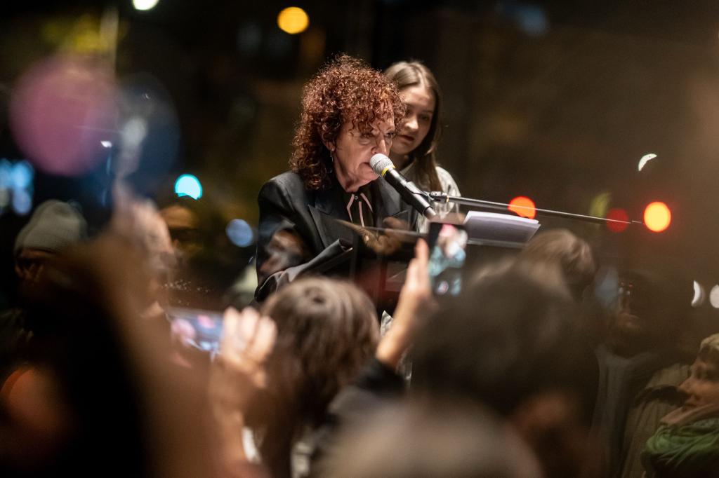 Nan Goldin beginnt ihre Rede mit einer mehrminütigen Schweigepause. - Foto: Fabian Sommer/dpa