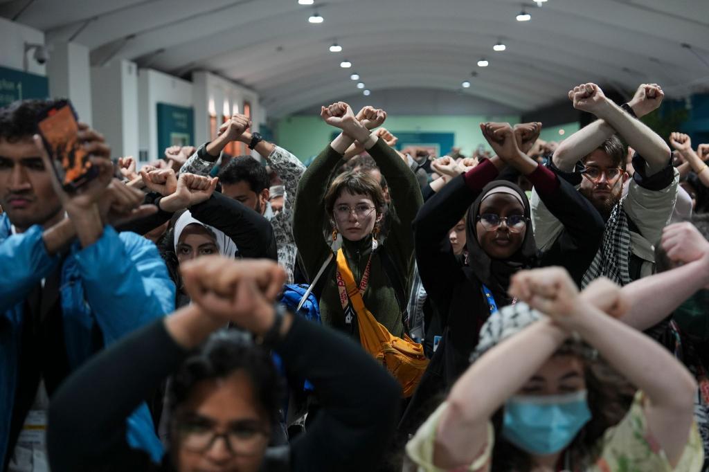 Aktivisten demonstrieren schweigend gegen den Entwurf eines Abkommens zur Eindämmung des Klimawandels auf dem UN-Klimagipfel. - Foto: Joshua A. Bickel/AP