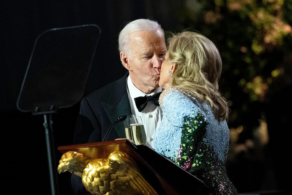 US-Präsident Joe Biden küsst seine First Lady Jill bei einem Dankesessen für seine langjährigen Unterstützer im Weißen Haus. - Foto: Jose Luis Magana/AP/dpa