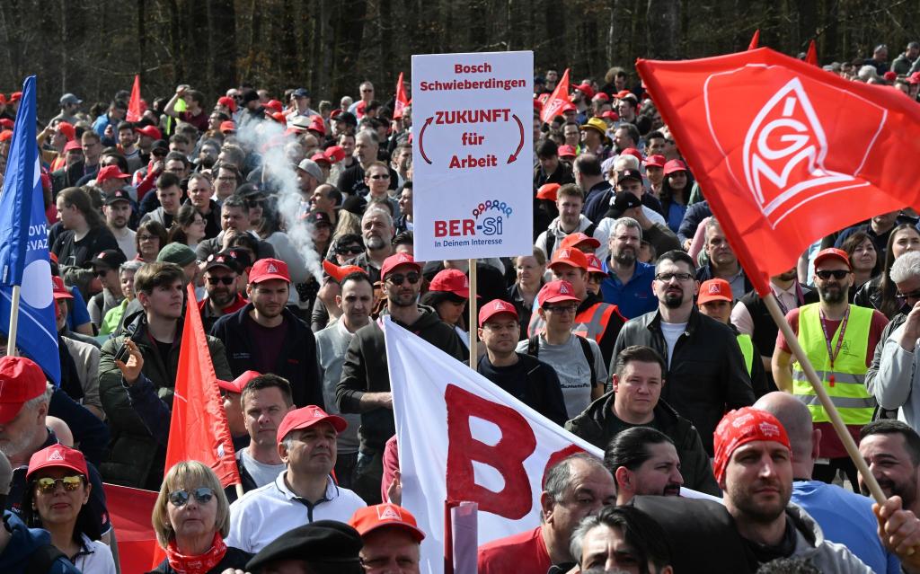 Beschäftigte protestierten schon im Frühjahr gegen die Sparpläne bei Bosch - nun hat der Betriebsrat erneut Widerstand angekündigt. (Archivbild) - Foto: Bernd Weißbrod/dpa