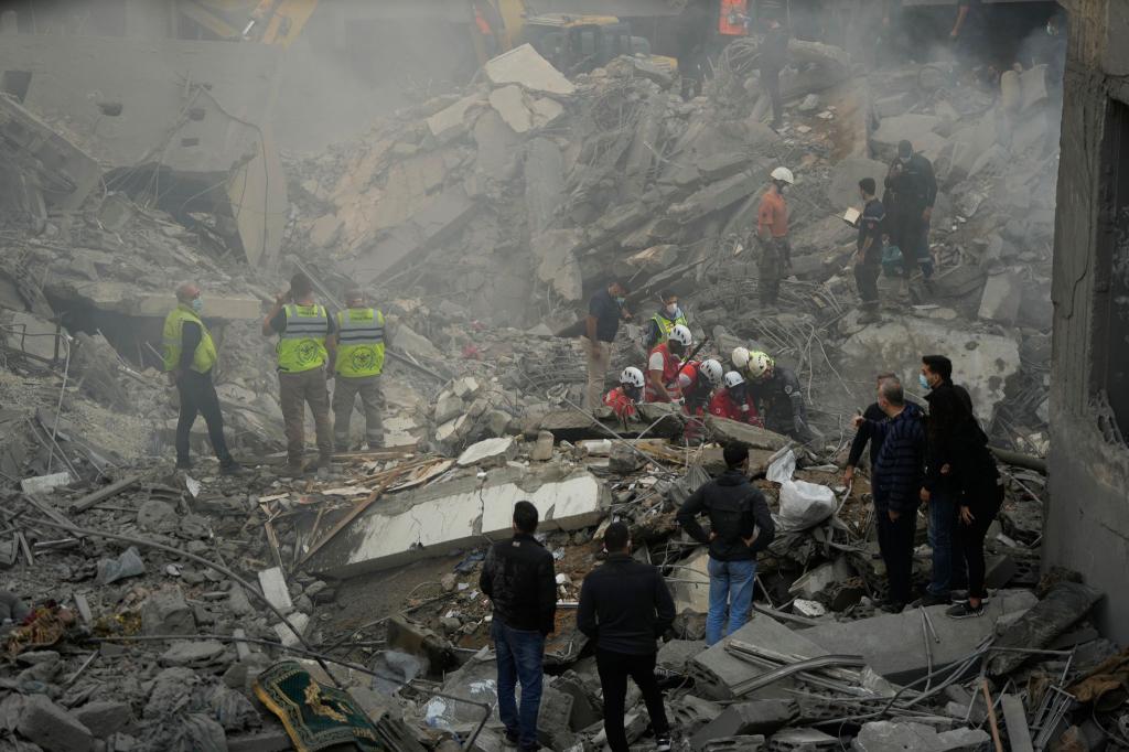 Die Rettungsarbeiten dauern nach dem Angriff, der das Zentrum von Beirut traf, an. - Foto: Hassan Ammar/AP