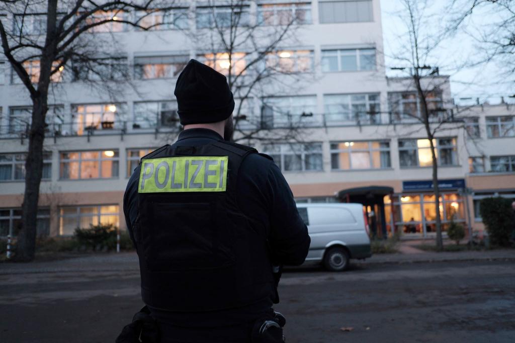 In einem Berliner Seniorenheim soll ein Mann seine Tochter mit einer Machete schwer verletzt haben. - Foto: Jörg Carstensen/dpa