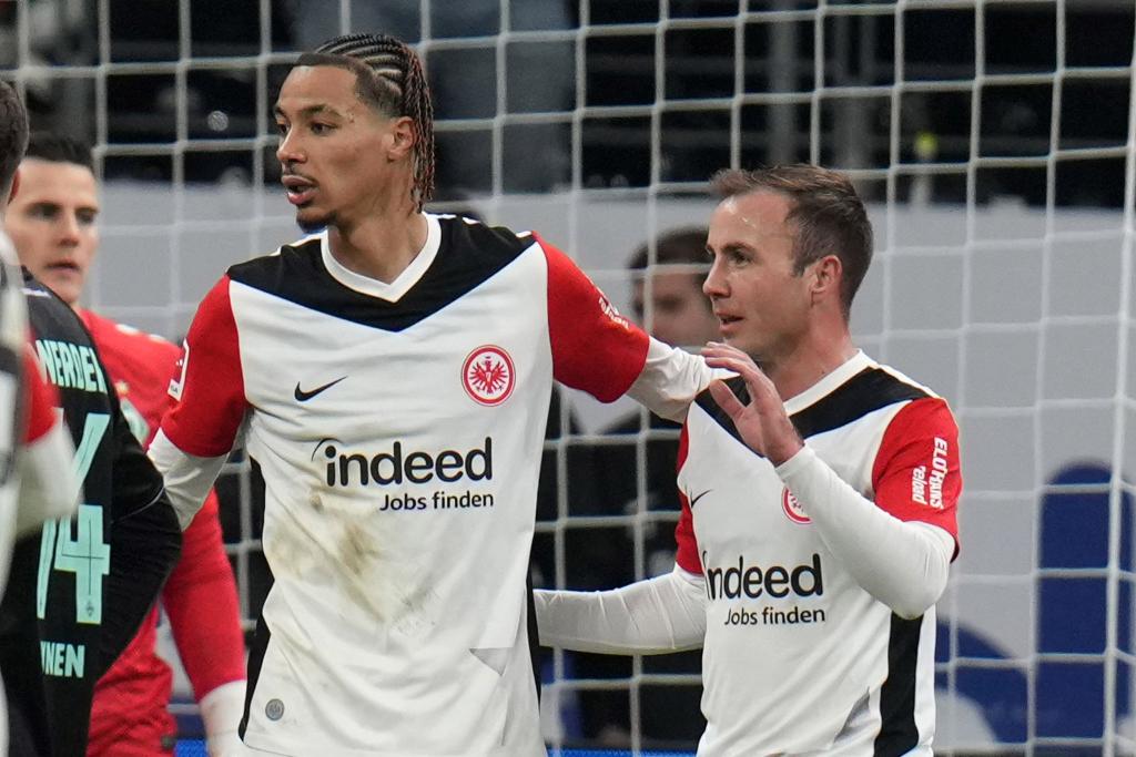 Mario Götze (r) schoss in seinem 100. Pflichtspiel die Führung für Eintracht Frankfurt gegen Werder Bremen. - Foto: Thomas Frey/dpa