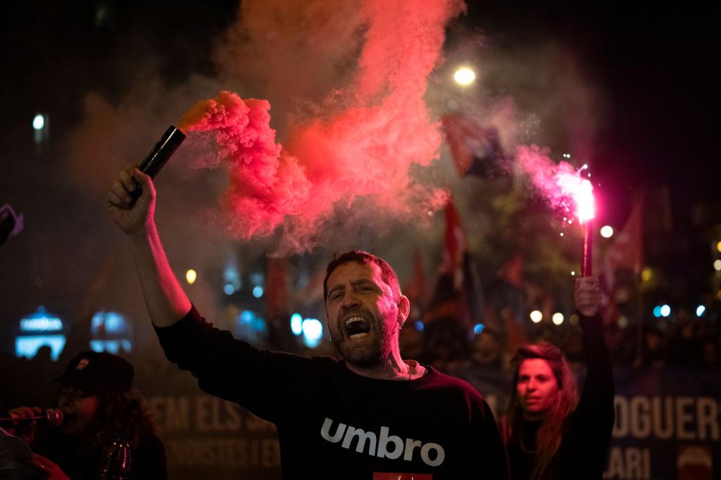 Wut und Verzweiflung über zu hohe Mieten machen sich Luft. - Foto: Emilio Morenatti/AP