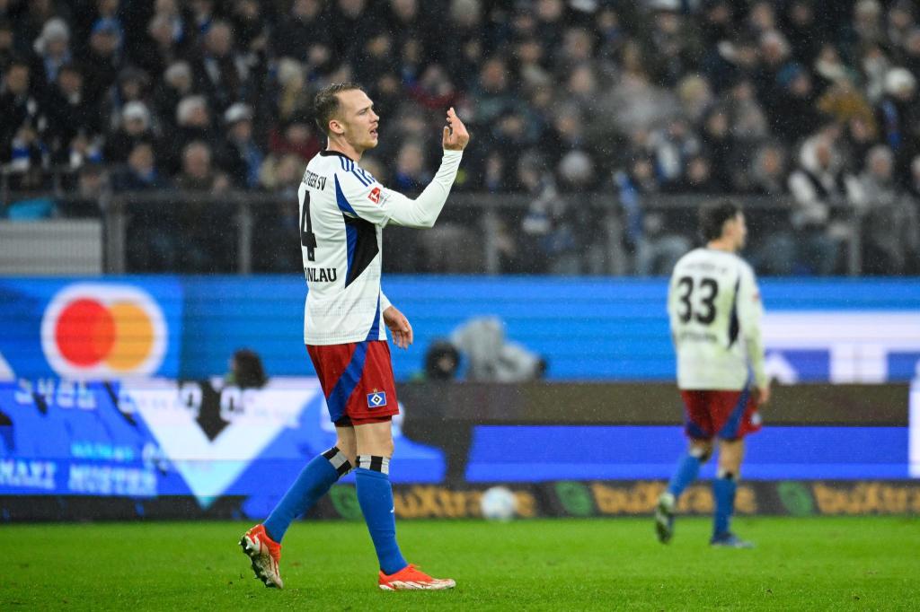 Hamburgs Sebastian Schonlau versucht seine Mannschaft nach dem Schalker Ausgleich zu motivieren. - Foto: Gregor Fischer/dpa