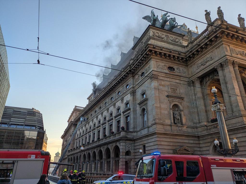 Rauch steigt während eines Brands im Gebäude des Nationaltheaters in Prag auf. - Foto: Duek Tomá/CTK/dpa