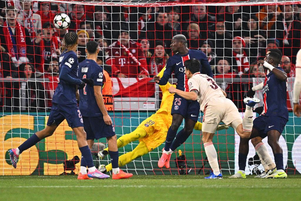 Bayern-Verteidiger Minjae Kim (r) köpft sein erstes Champions-League-Tor. - Foto: Tom Weller/dpa